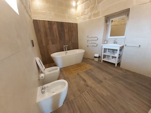 Bathtub, hair dryer, bidet, towels - Spacious Farmhouse/Villa with large 60 SQM pool and garden In Gozo (Gharb, Gozo)