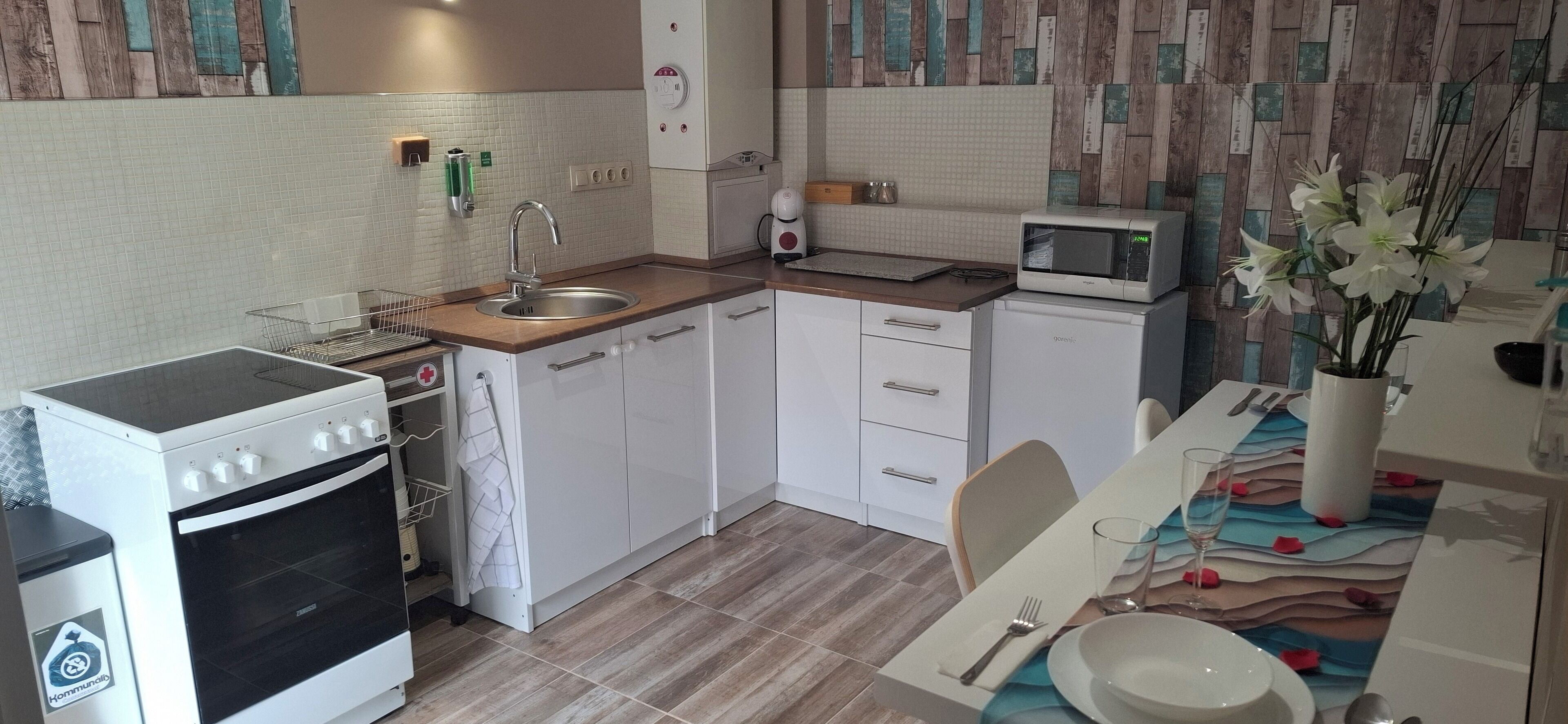 冷蔵庫、電子レンジ、オーブン、コンロ