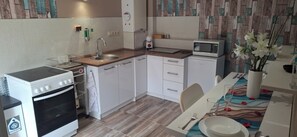 冷蔵庫、電子レンジ、オーブン、コンロ