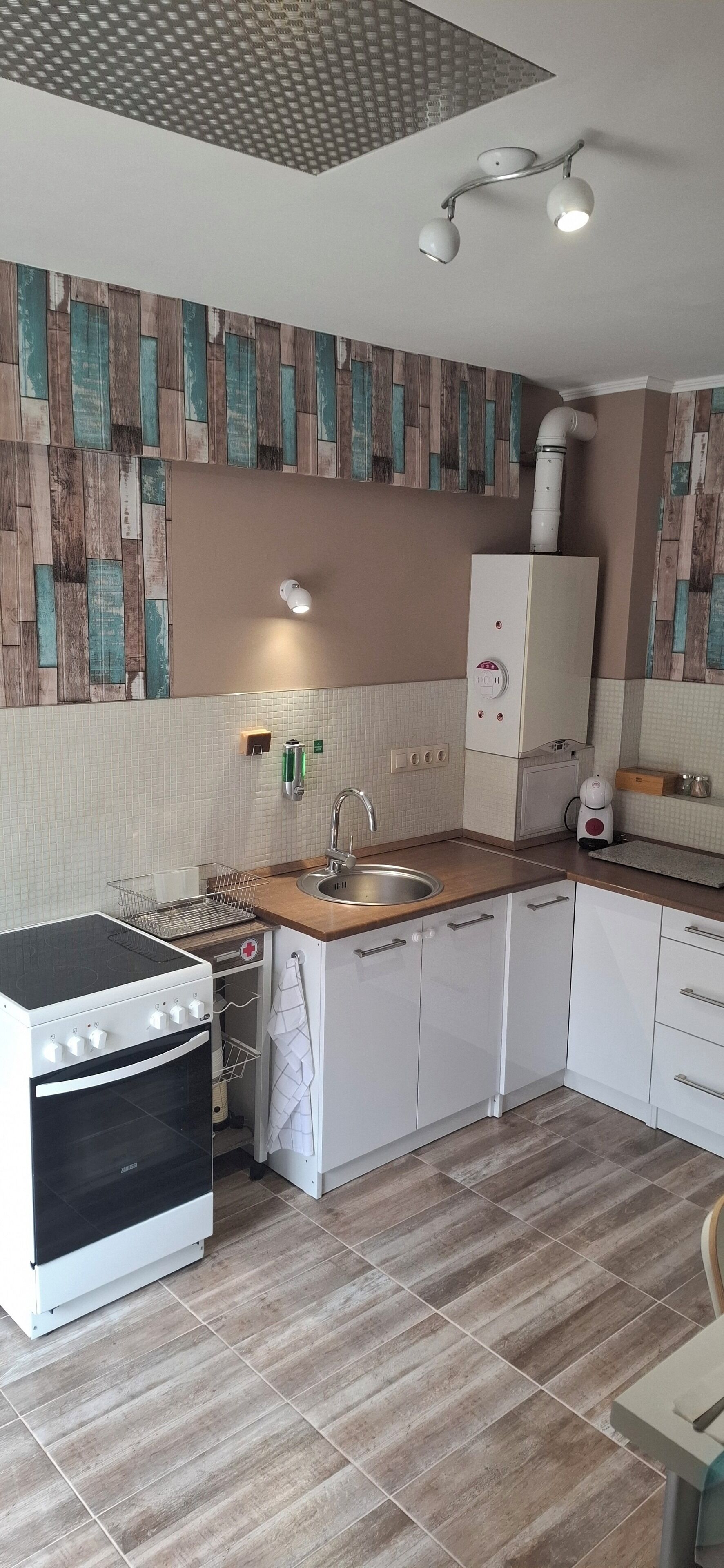 冷蔵庫、電子レンジ、オーブン、コンロ