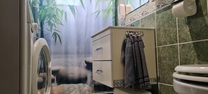 Shower, hair dryer, towels, soap - Anita Apartments a Modern Riverside Property near to the Center (XXI. kerület)