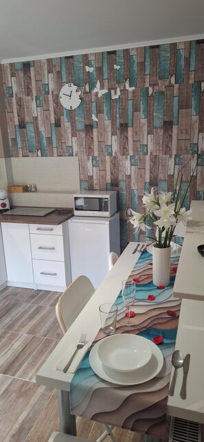 Kjøleskap, mikrobølgeovn, ovn og kokeplater