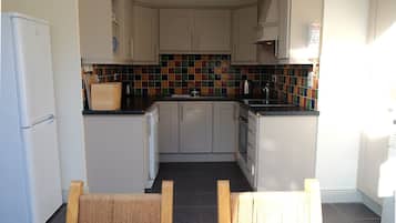 Geladeira, lava-louças, talheres/pratos/utensílios de cozinha