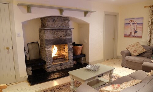 Ballyvaughan Cottage No 14 -  a bungalow that sleeps 7 guests  in 3 bedrooms