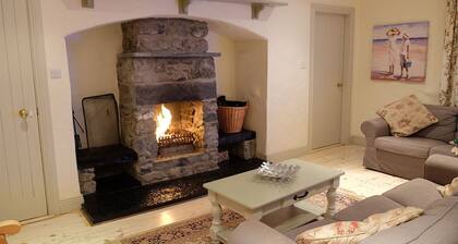 Ballyvaughan Cottage No 14 - a bungalow that sleeps 7 guests in 3 bedrooms