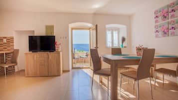 Departamento básico, vista al lago | Servicio a la habitación