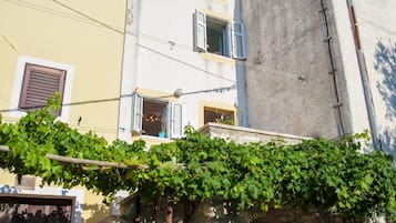 Vista frontal de la propiedad