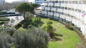 A modern apartment building with balconies, a landscaped garden, and a clear view of the surrounding urban area. - Very nice apartment. 5 rooms with terraces, 8 persons 150m. Beach (La Grande-Motte)