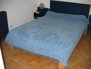 4 chambres, fer et planche à repasser, lit parapluie