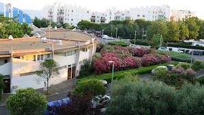 A residential area with modern buildings, a parking lot, and well-maintained gardens. - Very nice apartment. 5 rooms with terraces, 8 persons 150m. Beach (La Grande-Motte)