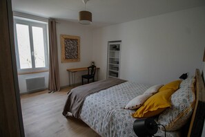 2 bedrooms, in-room safe, iron/ironing board, travel crib