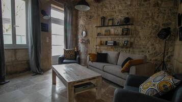 Télévision, lecteur de DVD, livres, chaîne hi-fi