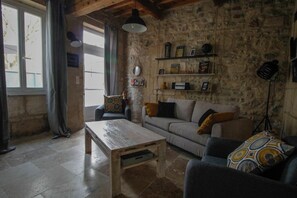 Télévision, lecteur de DVD, livres, chaîne hi-fi