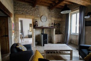 Télévision, lecteur de DVD, livres, chaîne hi-fi