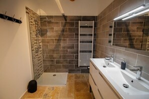 Dusche, Haartrockner, Toilettenpapier