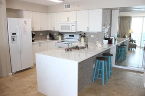 Køleskab, mikrobølgeovn, ovn, kogeplade