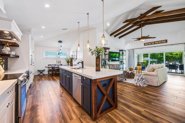 Jääkaappi, mikroaaltouuni, uuni, liesi