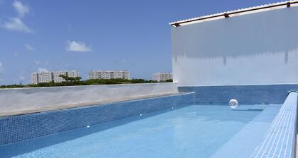 Studio apartment 700 yards from the beach!