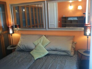 3 habitaciones, escritorio, tabla de planchar con plancha y wifi gratis 