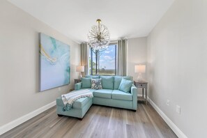 TV - Heron Walk 8976. Enjoy the Bay View and Sunrises, 2-Bedroom/2 Bath with Golf Cart. (Miramar Beach)