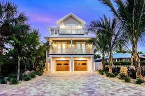 Exterior - Beach Views - Family-Friendly, Steps to Lido Beach! (Lido Key)