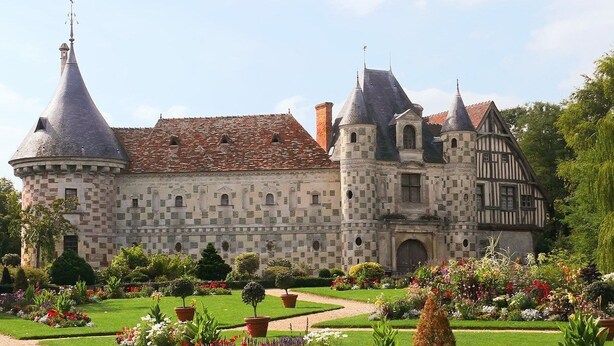 A historic building with multiple towers and a courtyard with well-maintained gardens. - Studio proche de la Plage! (Auberville)