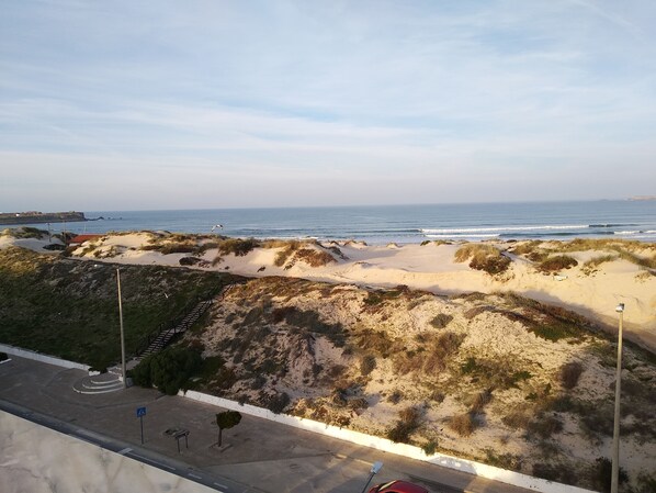 På stranden