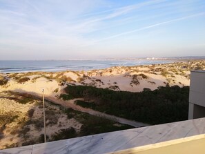På stranden