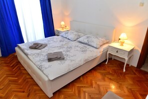 2 عدّة غرف نوم وخزنة داخل الغرفة وواي فاي وملاءات أسرّة