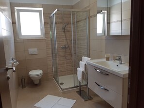 Bañera con ducha, secador de pelo, toallas, jabón