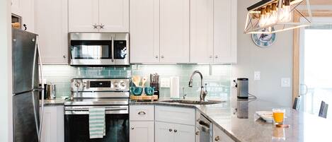 Réfrigérateur, micro-ondes, four, plaque de cuisson