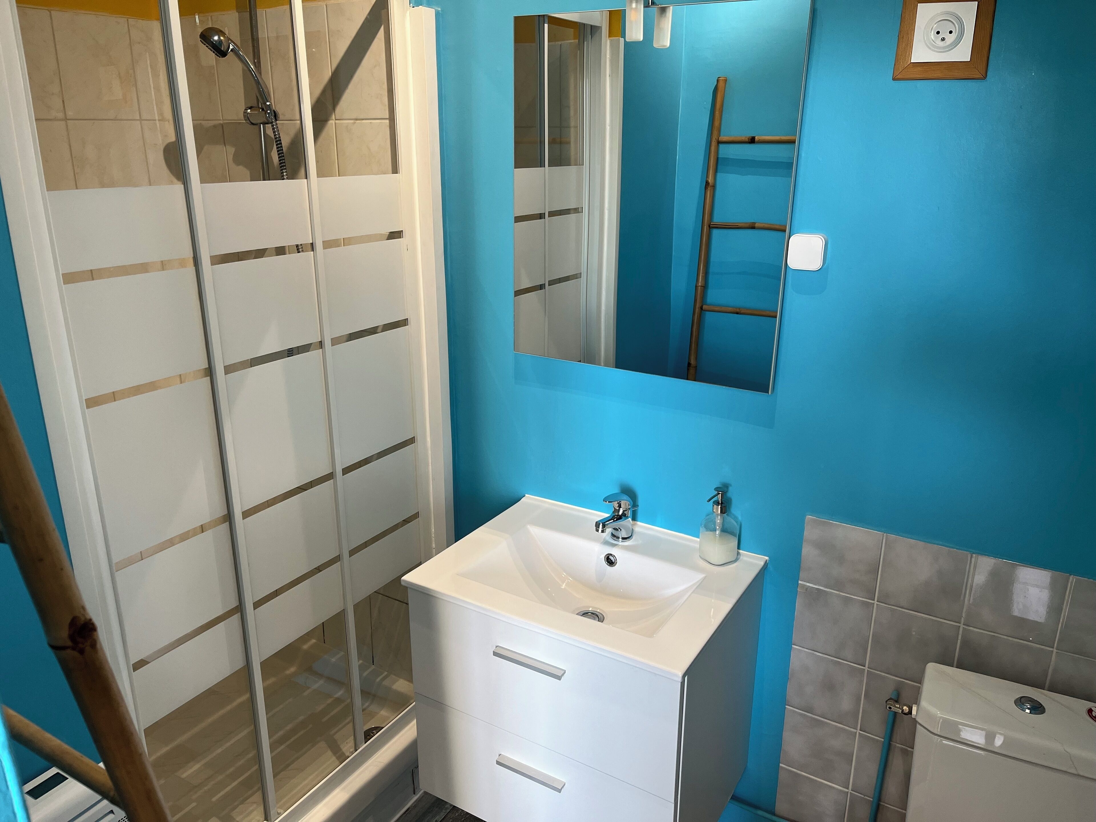 Douche, sèche-cheveux, savon, papier toilette