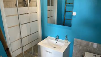 Douche, sĂšche-cheveux, savon, papier toilette
