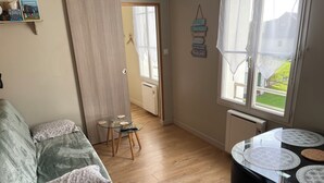 TV - Waterfront apartment with your feet in the water! (Langrune-sur-Mer)