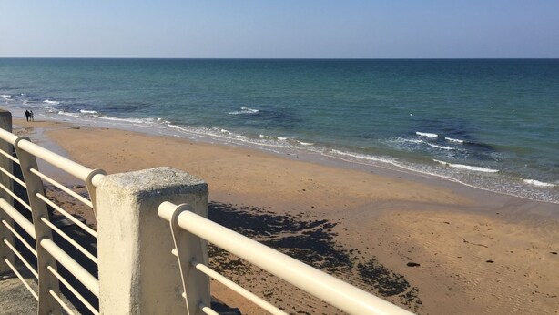 A beach with a concrete barrier and a clear view of the ocean. - Waterfront apartment with your feet in the water! (Langrune-sur-Mer)