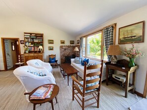 Téléviseur connecté, foyer, livres, chaîne audio