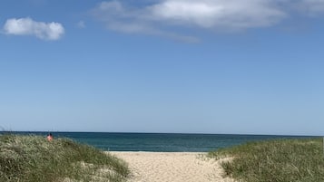 Nära stranden, solstolar och strandhanddukar