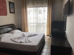 Työpöytä, silitysrauta/-lauta, ilmainen Wi-Fi, vuodevaatteet