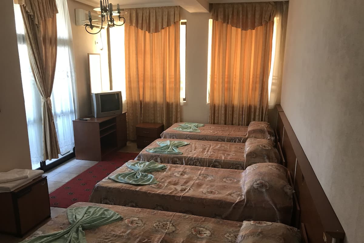 Kamar Quadruple Standar | Meja kerja, setrika/meja setrika, Wi-Fi gratis, dan seprai linen