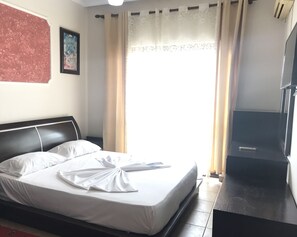 Escritorio, tabla de planchar con plancha, wifi gratis y ropa de cama 