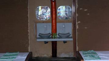 Cots/infant beds, bed sheets