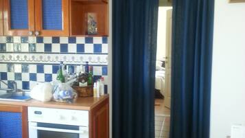 Kjøleskap, mikrobølgeovn, ovn og oppvaskmaskin