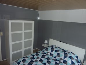 1 slaapkamer, een strijkplank/strijkijzer, wifi, beddengoed