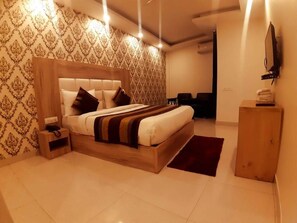 40-inch LCD TV with cable channels, TV, DVD player - Hotel Milye (New Delhi)