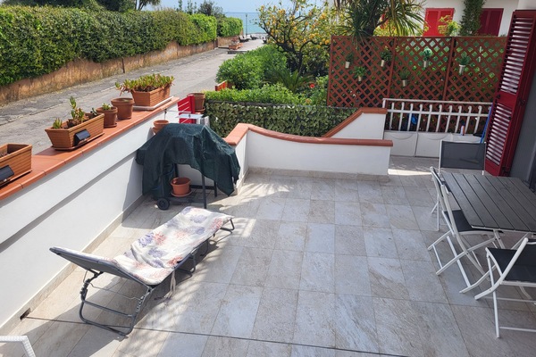Lettini e zona relax per godersi le giornate all’aperto.