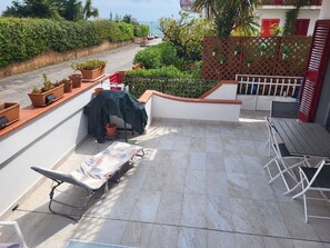 Outdoor dining - Formia Seaside Apartment With Beautiful Terrace (Formia)