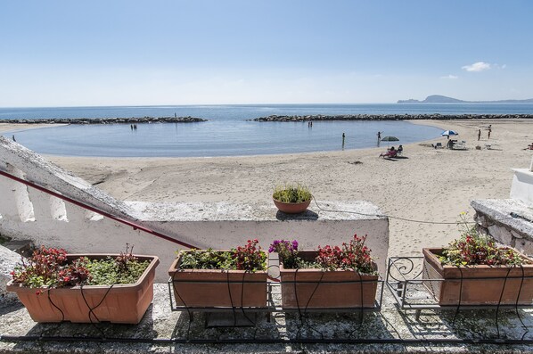On the beach - Formia Seaside Apartment With Beautiful Terrace (Formia)