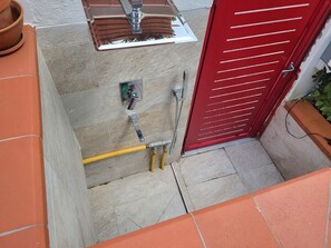 Douche, séchoir à cheveux, bidet, serviettes fournies