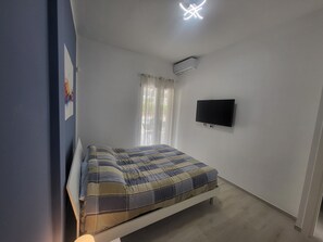 2 bedrooms, iron/ironing board, free WiFi, bed sheets - Formia Seaside Apartment With Beautiful Terrace (Formia)