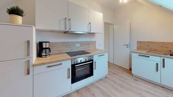 Kühlschrank, Wasserkocher mit Kaffee-/Teezubehör